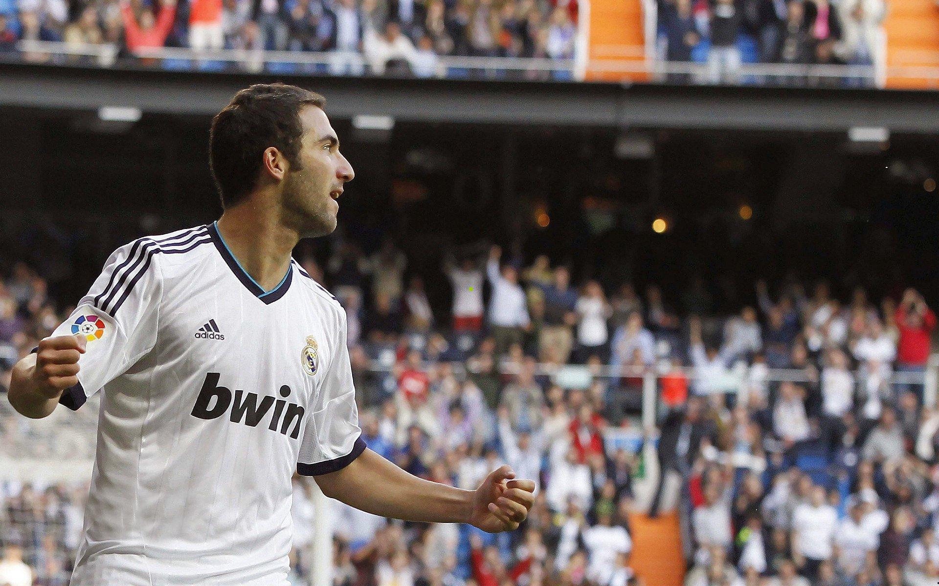 阿德尔曼盛赞默里，经验积累让包夹应对更显从容，判断力成突破关键